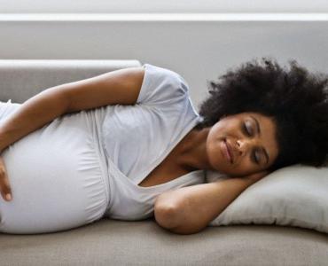 Môžem spať s tehotnými ženami na chrbte a na ako dlho?