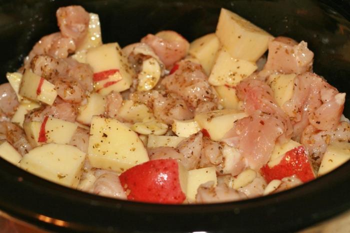 Zemiaky s kuracím mäsom v rúre v hrnci - jednoduché a uspokojujúce jedlo