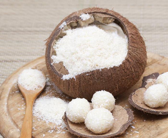 Kokosové holenie: poškodenie a dobré, kalorické, nutričné ​​hodnoty