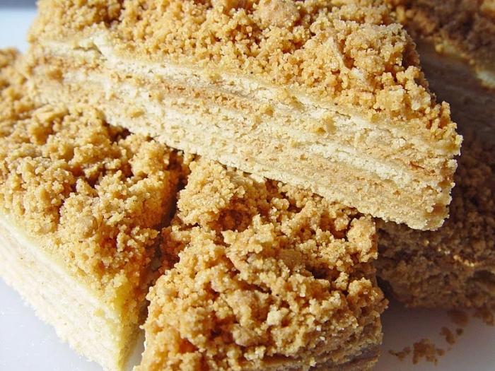 Chutný a jemný medový koláč s pudinkom: recept