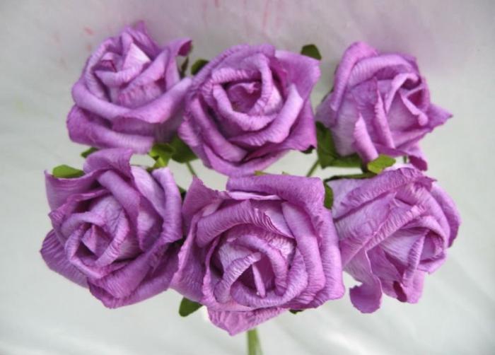 Čajové ruže z vlnitého papiera. Majstrovská trieda pre začiatočníkov