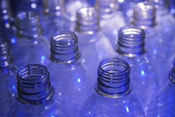 Výroba remesiel z plastových fliaš.