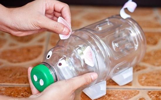 Prasiatko vyrobené z plastových fliaš - je to jednoduché, aby si to urobil vlastnými rukami!