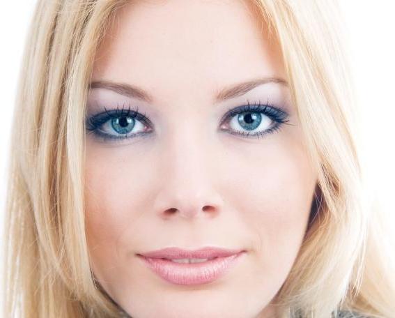 Aký make-up pre modré oči a blond vlasy je najlepšie?