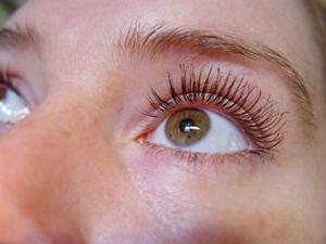 Mandľový olej pre pokožku okolo očí: udržujte mladosť