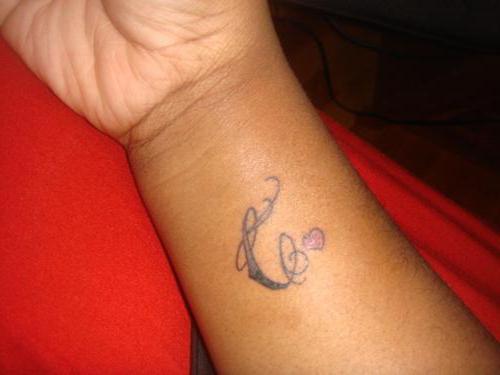 Čo môže znamenať tetovanie s písmenom "C"