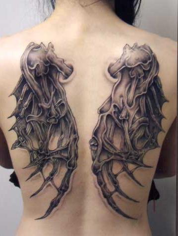Krásne tetovanie: krídla na chrbte