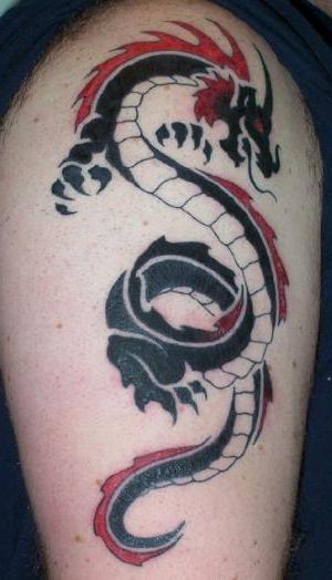 Symbol odvahy je mužské tetovanie na pleci