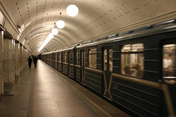 Ako ďaleko pracuje metro v Moskve a ako ju navigovať?