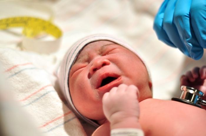 Krvácanie do mozgu novorodenca: príčiny a dôsledky